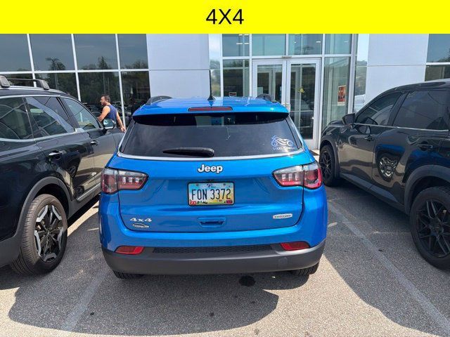 Used 2025 Jeep Compass Latitude AWD/4WD image 5
