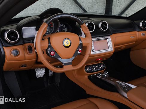 Used 2011 Ferrari California RWD image 3