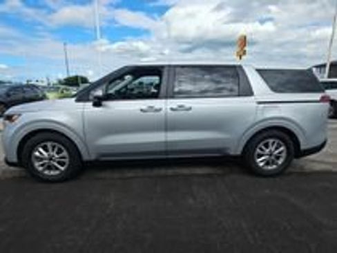 Used 2023 Kia Carnival LX FWD image 1