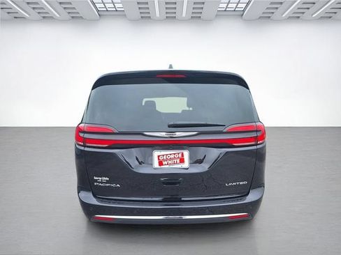 Used 2026 Chrysler Pacifica Limited FWD image 5