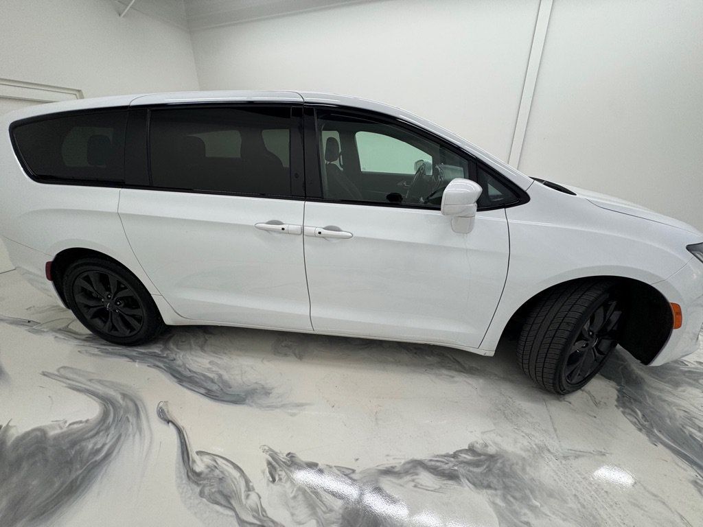 Used 2020 Chrysler Pacifica Touring w/ S Appearance Package FWD image 9