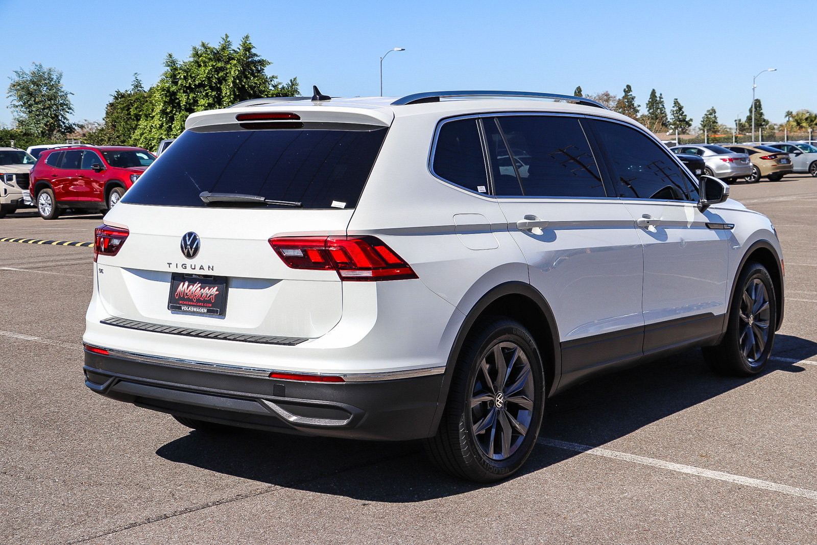 Used 2023 Volkswagen Tiguan SE w/ Panoramic Sunroof Package FWD image 6