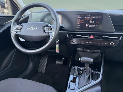 Certified 2025 Kia Niro LX FWD image 10