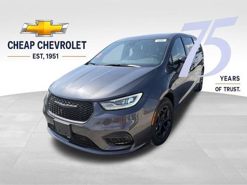 Used 2022 Chrysler Pacifica Touring-L w/ Uconnect Theater Family Group FWD image 2