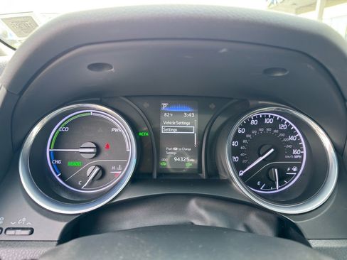 Used 2020 Toyota Camry SE w/ Sunroof Package image 19