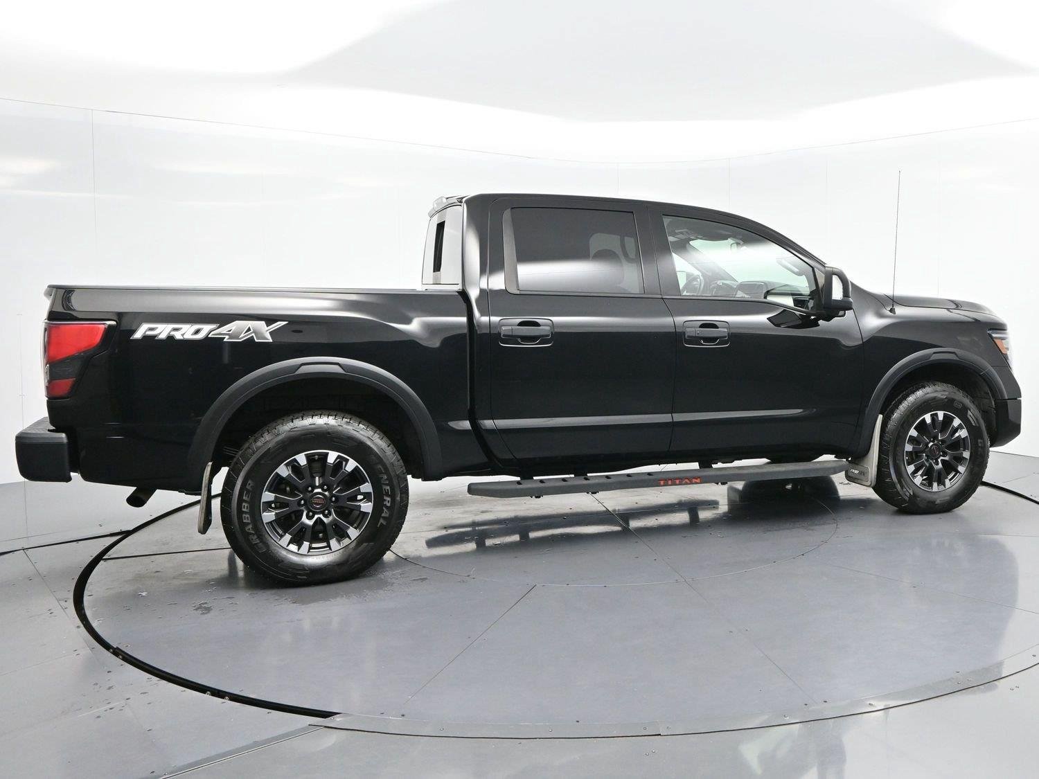 Used 2021 Nissan Titan PRO-4X w/ Pro-4x Convenience Package AWD/4WD image 8