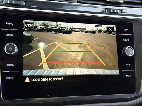 Used 2023 Volkswagen Tiguan SE w/ Panoramic Sunroof Package image 12