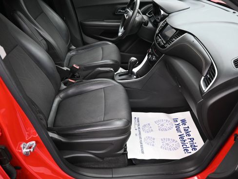 Used 2020 Chevrolet Trax LT w/ LT Convenience Package FWD image 27