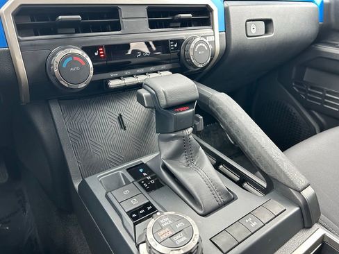 Certified 2025 Toyota Tacoma TRD Off-Road AWD/4WD image 19