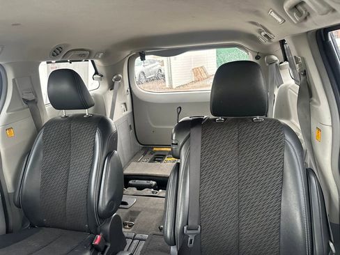 Used 2013 Toyota Sienna SE image 17