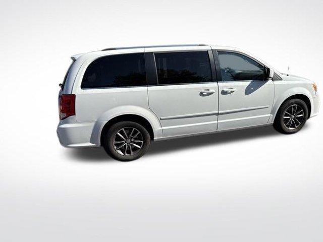 Used 2017 Dodge Grand Caravan SXT w/ Driver Convenience Group FWD image 10