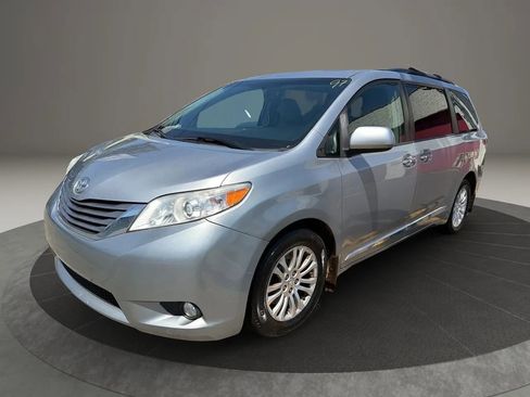 Used 2017 Toyota Sienna XLE w/ XLE Navigation Package FWD image 1