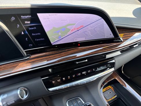 Used 2023 Cadillac Escalade ESV Premium Luxury AWD/4WD image 19