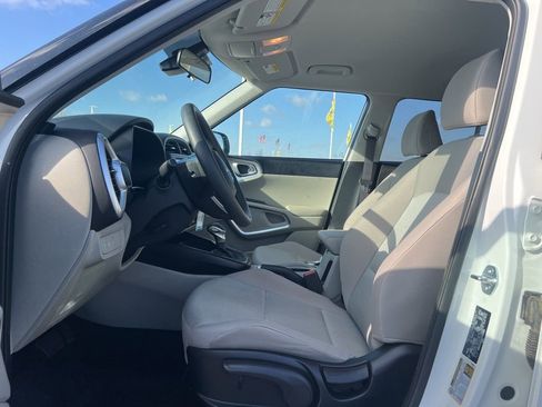 Used 2025 Kia Soul LX w/ LX Technology Package image 11