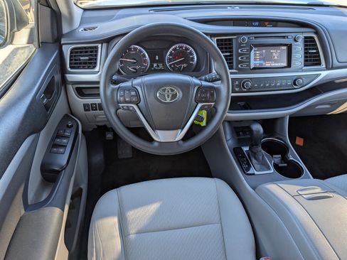 Used 2014 Toyota Highlander LE image 6