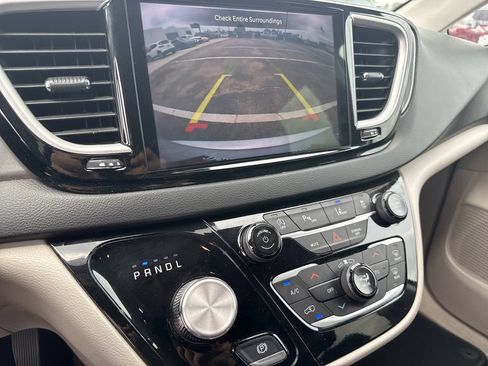 Used 2024 Chrysler Pacifica Touring-L FWD image 21