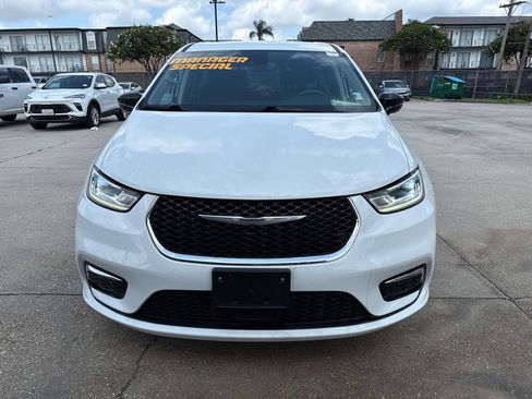 Used 2024 Chrysler Pacifica Touring-L FWD image 2
