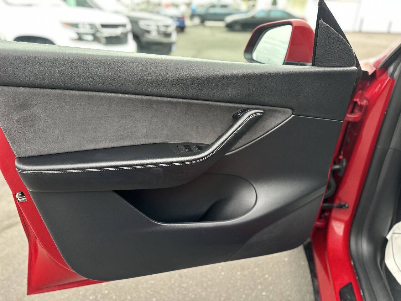 Used 2022 Tesla Model Y Performance AWD/4WD image 9