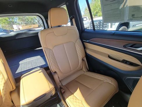 Used 2023 Jeep Grand Cherokee L Summit w/ Luxury Tech Group V image 6