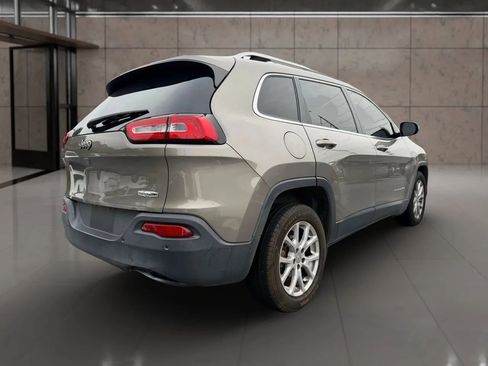 Used 2017 Jeep Cherokee Latitude w/ Safety/Convenience Group FWD image 5