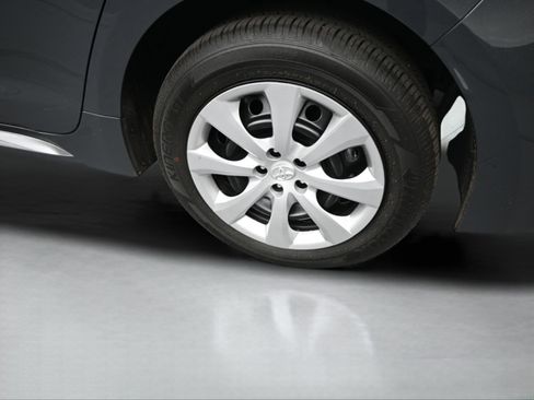 Used 2025 Toyota Corolla LE image 37