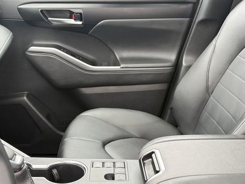 Used 2025 Toyota Highlander XLE FWD image 9