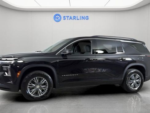 Used 2025 Chevrolet Traverse LT w/ Driver Confidence Package image 2
