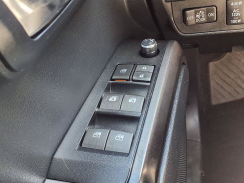 Used 2018 Toyota Tacoma TRD Off-Road AWD/4WD image 10