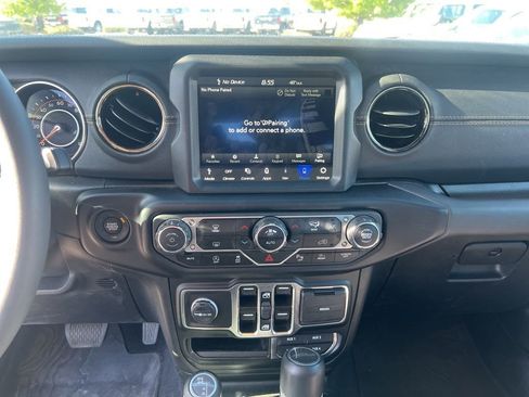 Certified 2023 Jeep Gladiator Overland AWD/4WD image 14