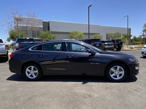 Used 2023 Chevrolet Malibu LT FWD image 2