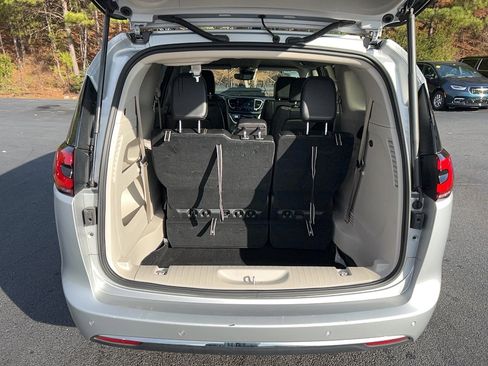 Used 2024 Chrysler Pacifica Touring-L image 29