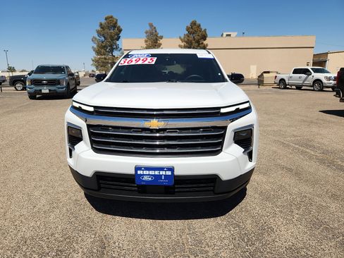 Used 2025 Chevrolet Traverse LT image 2