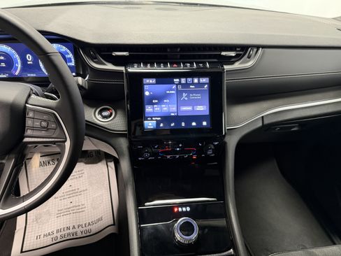 Used 2024 Jeep Grand Cherokee L Altitude image 7