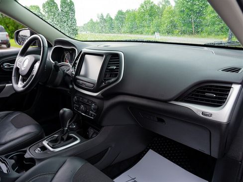 Used 2018 Jeep Cherokee Latitude Plus w/ Cold Weather Group AWD/4WD image 19