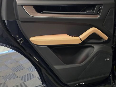 Certified 2025 Porsche Cayenne Coupe AWD/4WD image 22