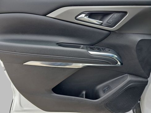 Used 2025 Chevrolet Traverse LT w/ Sun and Wheel Package image 33