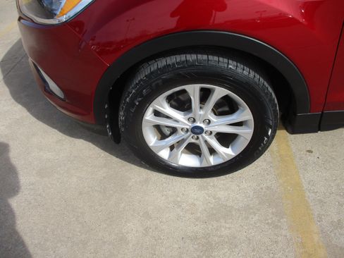 Used 2019 Ford Escape SE image 3