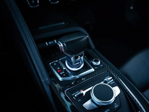 Used 2018 Audi R8 V10 w/ Premium Package RWD image 37