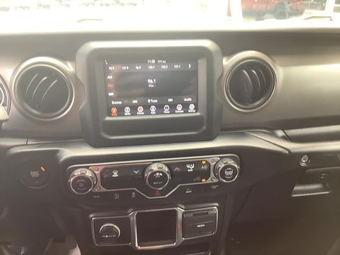 Certified 2022 Jeep Wrangler Sport AWD/4WD image 10
