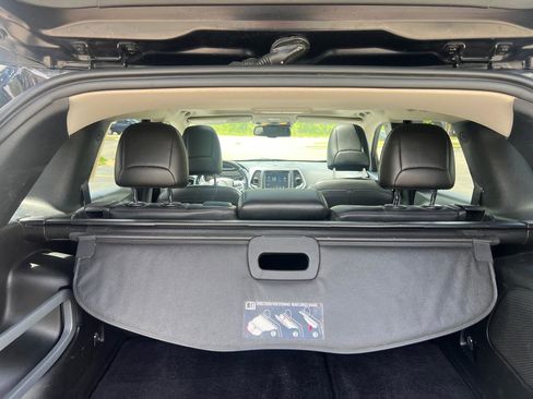 Used 2018 Jeep Cherokee Overland w/ Technology Group AWD/4WD image 39