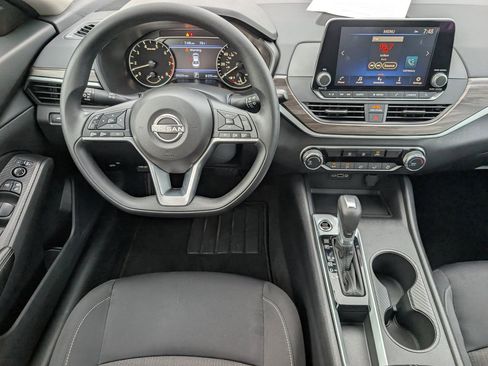Used 2025 Nissan Altima 2.5 SV FWD image 10