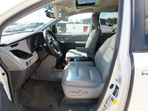 Used 2016 Toyota Sienna XLE image 26
