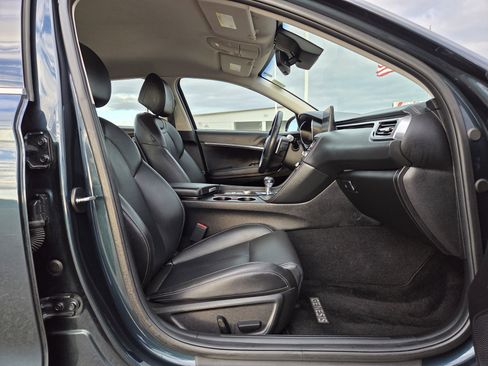 Used 2025 Genesis G70 2.5T image 18