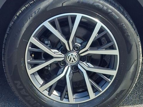 Used 2020 Volkswagen Tiguan SE FWD image 29