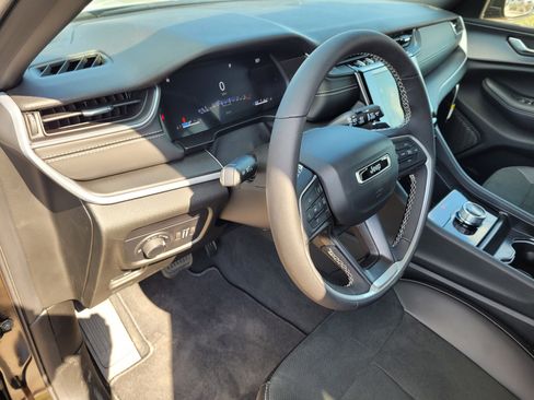 New 2025 Jeep Grand Cherokee L Altitude image 8