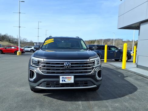 Used 2025 Volkswagen Atlas SE image 3