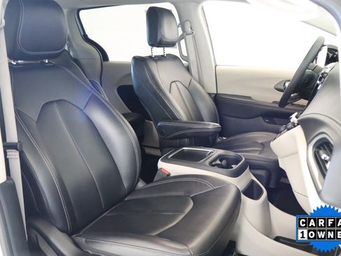 Used 2024 Chrysler Pacifica Select image 15