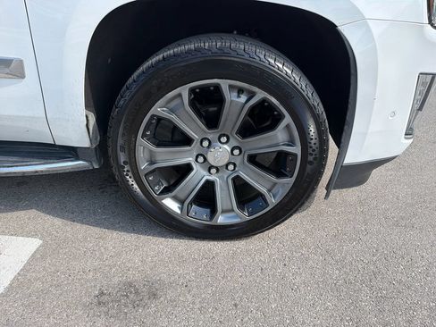 Used 2020 Cadillac Escalade Premium Luxury RWD image 18
