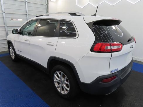 Used 2018 Jeep Cherokee Latitude Plus w/ Comfort/Convenience Group FWD image 10