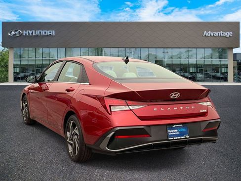Certified 2025 Hyundai Elantra Limited FWD image 5